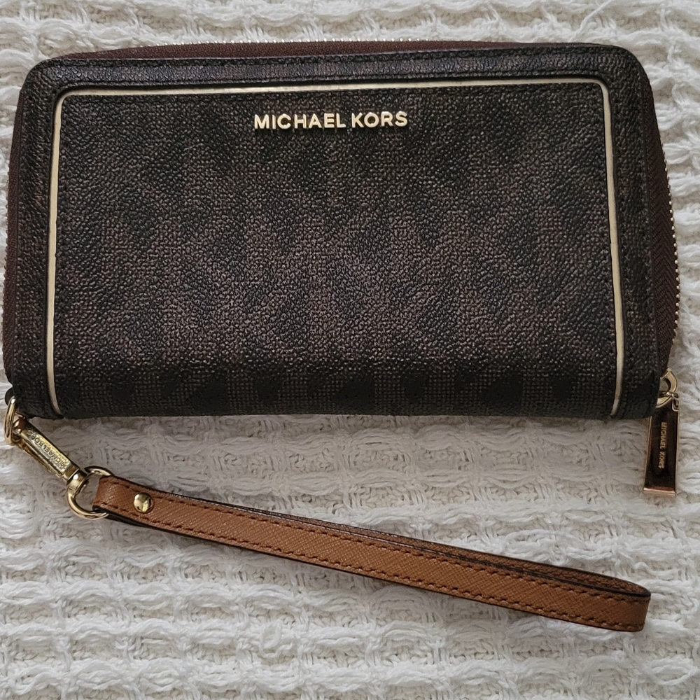 Michael Kors Jet Set Wristlet